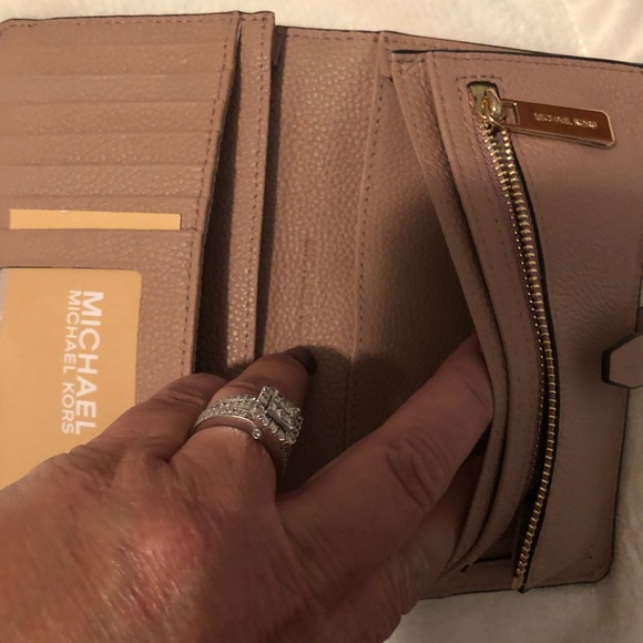 Michael Kors wallet - Picture 3 of 4
